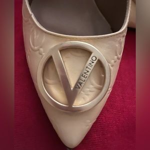 These shoes are new but no tag. They are to big for me. Size 6.